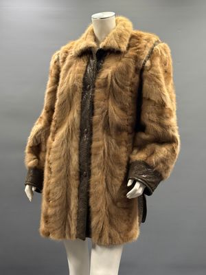 un manteau de fourrure marron pour femme sur un mannequin, un mannequin, un mannequin, un mannequin, un mannequin, un mannequin, un mannequin, un mannequin, un mannequin, un mannequin, un mannequin, un mannequin, un mannequin, un mannequin, un mannequin, un mannequin, un mannequin, un mannequin, un mannequin, un mannequin, un mannequin, un mannequin, un mannequin, un mannequin, un mannequin, un mannequin, un mannequin, un mannequin, un mannequin, un mannequin, un mannequin, un mannequin,