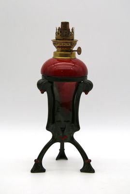 un vase rouge surmonté d'une couronne dorée