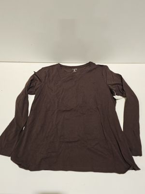 La chemise à manches longues est marron et a des manches longues.