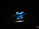 gros plan d'un diamant bleu sur une surface noire