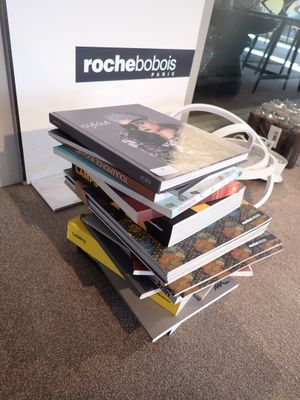 des livres empilés les uns sur les autres devant une porte