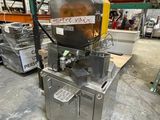 une image d'une machine dans un entrepôt