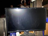 un bureau d'ordinateur sur lequel sont posés deux écrans et un ordinateur portable