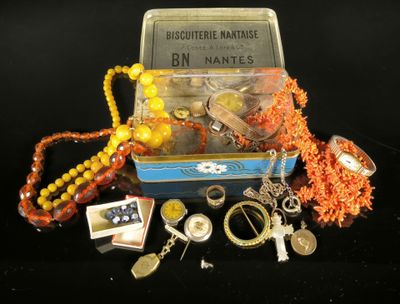 une boîte d'objets assortis posée sur une table