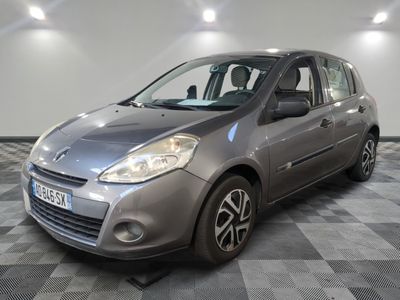 la voiture grise est garée sur un sol en damier dans le garage
