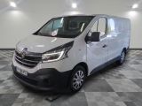 la camionnette blanche est garée sur le sol en damier d'une pièce