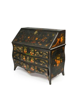 un bureau peint en noir et or, muni de tiroirs et de tiroirs