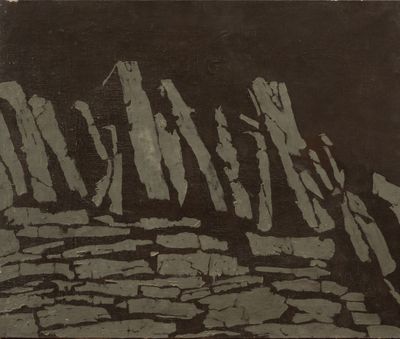 une photo en noir et blanc d'un mur de pierre