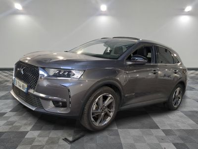 la voiture grise est garée sur le sol à carreaux d'une pièce