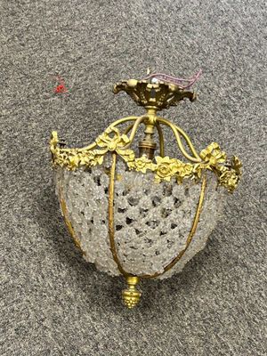un bol en or et en cristal surmonté d'un oiseau