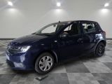 la petite voiture bleue est garée dans une pièce au sol à carreaux