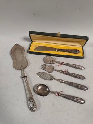 un lot de cuillères en argent et de cuillères dans une boîte