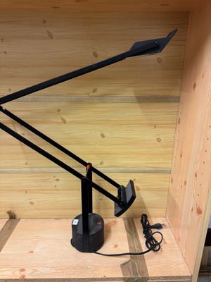 une lampe de bureau posée sur une étagère en bois