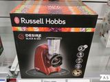 une boîte de produits Russell Hobbs exposée dans un magasin