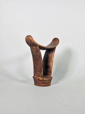 Repose nuque en bois finement sculpté.