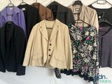 beaucoup de vestes suspendues à un portant