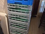 une pile de bacs en plastique posée sur un support métallique