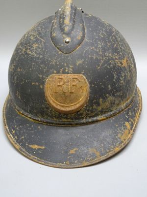 un casque orné d'un emblème doré
