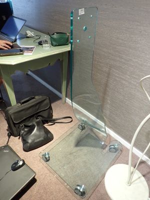 une personne assise à un bureau sur lequel se trouve un ordinateur portable