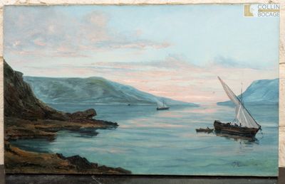 un tableau représentant un bateau sur l'eau, avec une montagne en arrière-plan