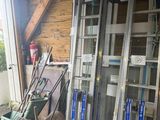 un tas d'outils posé dans un garage près d'une fenêtre