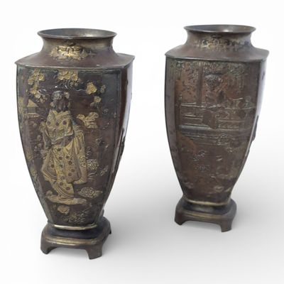 JAPON Paire de vases quadrangulaires en bronze patiné à déco…