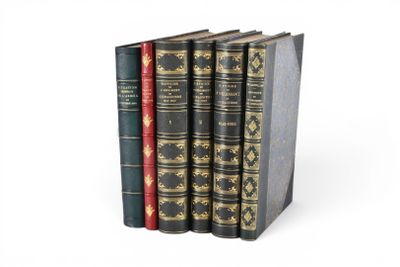 trois livres sont empilés sur une surface blanche