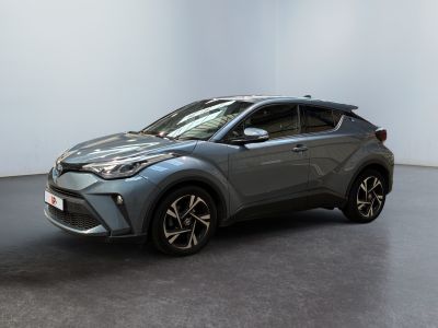 Le SUV Toyota C-HR est garé dans une grande pièce