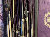 de nombreux outils divers rangés dans une mallette violette posée sur une table