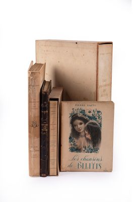 deux livres sont empilés l'un sur l'autre sur une surface blanche