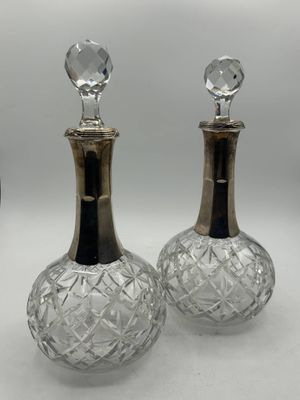 trois carafes en verre avec un couvercle et un socle en argent