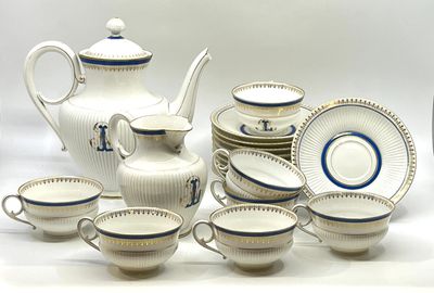 Service à thé en porcelaine blanche filets bleu et or chiffr…