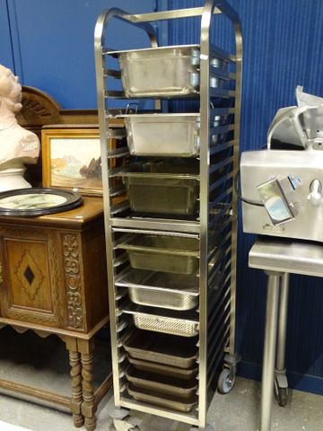 Échelle inox et bacs gastro inox et plastique