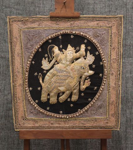 INDE. Broderie de fils de soie, fils métalliques et sequins figur...