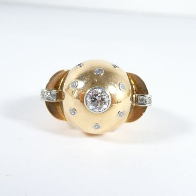 une image d'une bague en or et en diamant sur une surface blanche