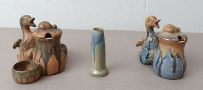 trois vases posés l'un à côté de l'autre sur une table