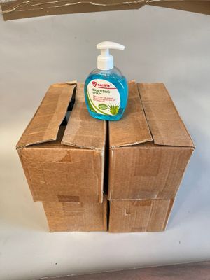 un flacon de gel hydroalcoolique posé sur une boîte