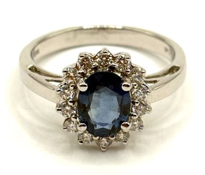 une image d'une bague en saphir bleu et diamant sur fond blanc