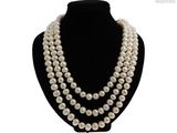 gros plan d'un collier de perles sur un mannequin