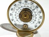 une horloge posée sur une table