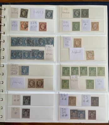 un livre avec un grand nombre de timbres différents