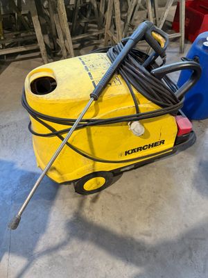 un seau jaune et bleu muni d'un tuyau et un seau bleu muni d'un tuyau
