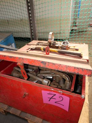 une boîte rouge contenant tout un tas d'outils
