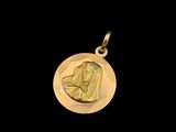 gros plan d'une pièce d'or portant un visage de femme