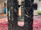 des serre-livres en marbre noir posés sur un tapis rouge dans un salon
