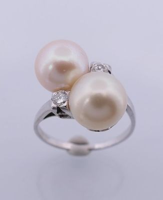 Belle bague "toi & moi" sertie de deux perles - probablement…