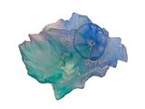 un bol en verre bleu et vert posé sur une surface blanche