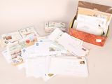 une boîte de courrier posée sur une table à côté d'une boîte d'enveloppes