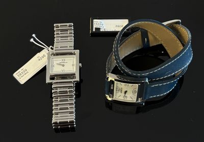 une montre et un bracelet posés sur une table noire