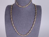 un collier à chaîne en or sur un mannequin mannequin mannequin mannequin mannequin mannequin mannequin mannequin mannequin mannequin
